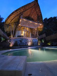 Swimmingpoolen hos eller tæt på Sunrise hill bamboo house