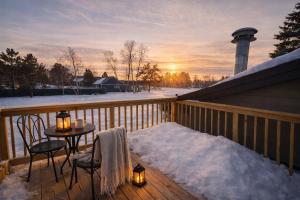 een terras met een tafel en stoelen in de sneeuw bij King Bed, Jacuzzi, Private Balcony by Gull Lake in Nisswa +16 foto's