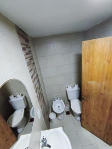 Et badeværelse på Depto 2 amb Comodo y tranquilo