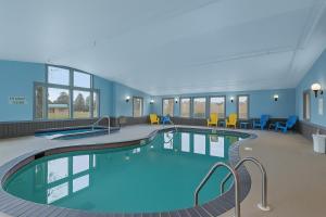 een groot zwembad in een ziekenhuis bij King Bed, Jacuzzi, Private Balcony by Gull Lake in Nisswa