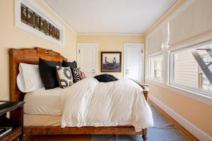 a bedroom with a bed with white sheets and pillows at Nob Hill Charm in San Francisco