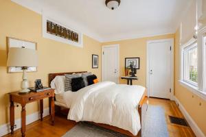 a bedroom with a bed and a table with a lamp at Nob Hill Charm in San Francisco +22 photos