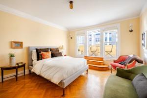 ein Schlafzimmer mit einem Bett und einer Couch in der Unterkunft Nob Hill Charm in San Francisco