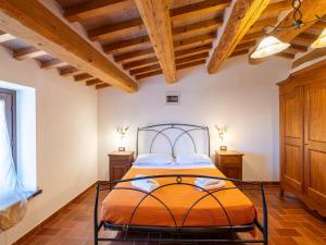 Giường trong phòng chung tại Apartment in a farmhouse with 2 swimming pools