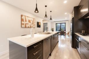 eine Küche mit einer großen Insel mit einer Arbeitsplatte in der Unterkunft Modern 4-Bedroom Home in Silverdale in Silverdale