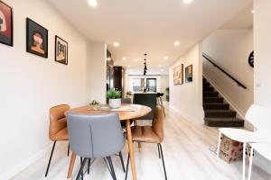 eine Küche und ein Esszimmer mit Tisch und Stühlen in der Unterkunft Modern 4-Bedroom Home in Silverdale in Silverdale