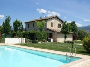een villa met zwembad voor een huis bij Modern holiday home in Foligno - Loc with pool in Case Vecchie
