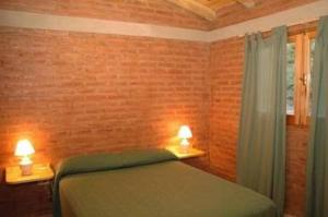 En eller flere senge i et værelse på Cabañas encantado + 24 billeder