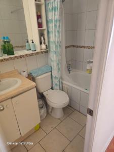 Et badeværelse på apartamento playa 4 esquinas