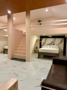 En eller flere senge i et værelse på Violegre Homestay