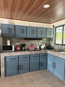Nhà bếp/bếp nhỏ tại Casa Zafiro 2 bdr beach house AC WIFI BBQ