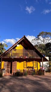 Cảnh núi rừng hoặc tầm nhìn ra núi từ nhà gỗ