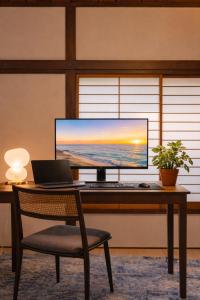 een bureau met een computermonitor en een laptop. bij Winter Retreat in a Renovated Traditional House - Family-Friendly Play Area - Sunrise by the Sea - Easy Access to Kamakura and Hakone - Macchiato SHONAN Vacation Stay in Hiratsuka