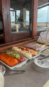une table avec deux assiettes de nourriture sur une table dans l'établissement Vila Dádiva Jeri, à Jericoacoara