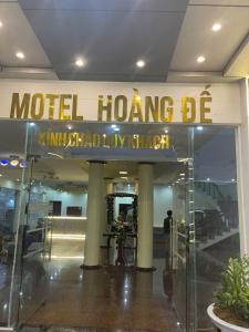 a building with a sign that reads motel horling be at Motel hoàng đế 1 in Chau Doc