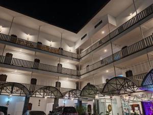 un edificio con auto parcheggiate al secondo piano di Erawan in a Mae Sot