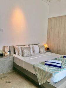 En eller flere senge i et værelse på Luvora Villa + 9 billeder