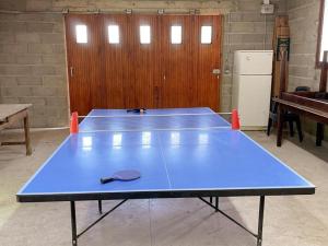 Stolní tenis v ubytování Gîte charmant avec cheminée et jardin à Danzé - FR-1-491-399 nebo okolí