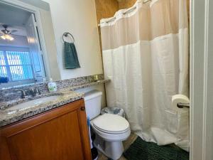 Et badeværelse på NEW Seaside Escape Queen Studio near Naples