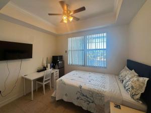 Et tv og/eller underholdning på NEW Seaside Escape Queen Studio near Naples