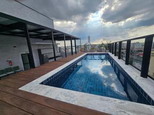 a swimming pool on the roof of a building at Apartamento com Piscina no Rooftop in São Paulo