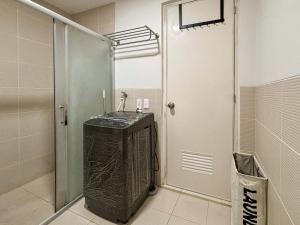 Et badeværelse på Nuvali Sta Rosa Laguna + 21 billeder