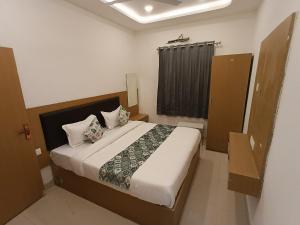 een slaapkamer met een groot bed in een kamer bij HOTEL JMM inn in Debāri