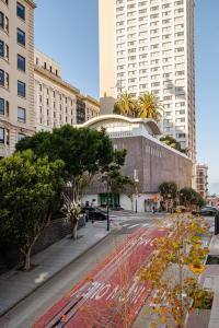 eine Straße in einer Stadt mit hohen Gebäuden in der Unterkunft Nob Hill Charm in San Francisco