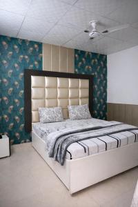 Postel nebo postele na pokoji v ubytování Nature Farm Stay with Lawn & Bonfire Near Dwarka Expy