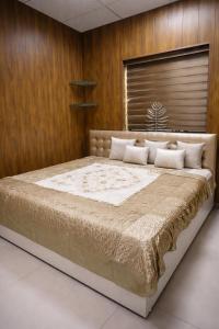 Postel nebo postele na pokoji v ubytování Nature Farm Stay with Lawn & Bonfire Near Dwarka Expy + 13 fotografií