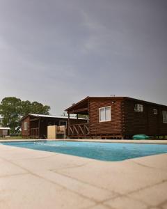 Bazén v ubytování CABAÑAS BRUTUS RANCHs nebo v jeho okolí