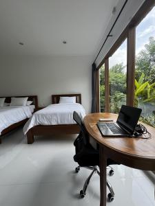 En eller flere senge i et værelse på Pier26 Bali Homestay