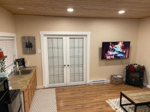 eine Küche mit einem Waschbecken und einem TV an der Wand in der Unterkunft Cozy Cedar Nook in Hope + 11 Fotos