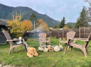 a group of three chairs sitting in a yard at Cozy Cedar Nook in Hope