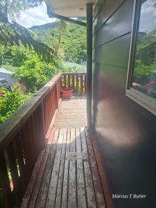 eine Veranda eines Hauses mit Bergblick in der Unterkunft Oasis Paradise in Picton