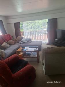 ein Wohnzimmer mit Sofa und Tisch in der Unterkunft Oasis Paradise in Picton + 11 Fotos