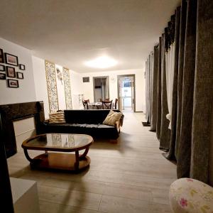 ein Wohnzimmer mit Sofa und Tisch in der Unterkunft Apparemment Mawen in Tarbes