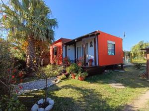 a red and white tiny house in a yard at Eternal Sun in Balneario Buenos Aires