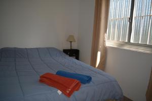 une chambre avec un lit avec deux serviettes dessus dans l'établissement Orejano, à Mercedes 6 autres photos