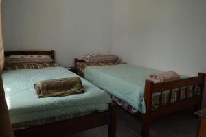 deux lits côte à côte dans une pièce dans l'établissement Orejano, à Mercedes