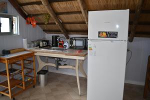La cuisine est équipée d'un réfrigérateur et d'un évier. dans l'établissement Orejano, à Mercedes