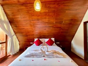 twee zwanen handdoeken op een bed in een kamer bij Dalung Tropical in Dalung