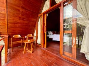 een kamer met een bed, een tafel en een raam bij Dalung Tropical in Dalung