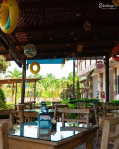a restaurant with tables and chairs and a view of the ocean at Yorhanys Hotel in Puerto Barrios +33 photos