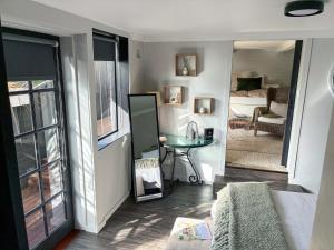 une pièce avec une chambre avec un lit et une table dans l'établissement Courtyard Pool Studio Private Luxe Retreat, à Coal Point 29 autres photos