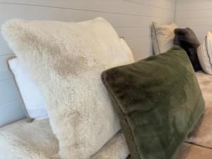 een bank met twee kussens ernaast bij Courtyard Pool Studio Private Luxe Retreat in Coal Point