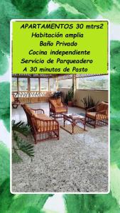 een poster van een woonkamer met stoelen en tafels bij El Jardín cerca Aeropuerto de Pasto, comodidad y descanso in Chachagüí