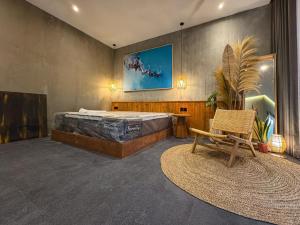 una camera con un letto, una sedia e un tappeto di Villa Dinova a Mantaak Altre 14 foto