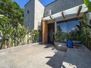 una casa con una valigia blu appoggiata fuori di Villa Dinova a Mantaak