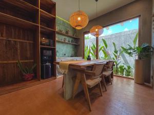 una cucina con un grande tavolo e sedie in legno di Villa Dinova a Mantaak